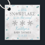 Little Snowflake Boys Winter Baby Shower Gåvor Etiketter<br><div class="desc">Fira i stil med dessa söta och mycket trendig babydusch. Den här utformningen är enkel att anpassa med din speciella händelsetext och dina gäster blir glada när de ser dessa fantastiska märkre.</div>