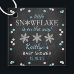 Little Snowflake Boys Winter Baby Shower Gåvor Etiketter<br><div class="desc">Fira i stil med dessa söta och mycket trendig babydusch. Den här utformningen är enkel att anpassa med din speciella händelsetext och dina gäster blir glada när de ser dessa fantastiska märkre.</div>