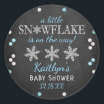 Little Snowflake Boys Winter Baby Shower Runt Klistermärke<br><div class="desc">Fira i stil med trendigets babybollar. Utformningen är enkel att anpassa med din egen formulering och din familj och dina vänner blir glada när de ser dessa fantastiska klistermärken.</div>