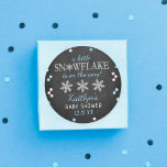 Little Snowflake Boys Winter Baby Shower Runt Klistermärke<br><div class="desc">Fira i stil med trendigets babybollar. Utformningen är enkel att anpassa med din egen formulering och din familj och dina vänner blir glada när de ser dessa fantastiska klistermärken.</div>