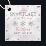 Little Snowflake Girls Winter Baby Shower Gåvor Etiketter<br><div class="desc">Fira i stil med dessa söta och mycket trendig babydusch. Den här utformningen är enkel att anpassa med din speciella händelsetext och dina gäster blir glada när de ser dessa fantastiska märkre.</div>