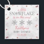 Little Snowflake Girls Winter Baby Shower Gåvor Etiketter<br><div class="desc">Fira i stil med dessa söta och mycket trendig babydusch. Den här utformningen är enkel att anpassa med din speciella händelsetext och dina gäster blir glada när de ser dessa fantastiska märkre.</div>