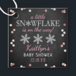 Little Snowflake Girls Winter Baby Shower Gåvor Etiketter<br><div class="desc">Fira i stil med dessa söta och mycket trendig babydusch. Den här utformningen är enkel att anpassa med din speciella händelsetext och dina gäster blir glada när de ser dessa fantastiska märkre.</div>