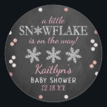 Little Snowflake Girls Winter Baby Shower Runt Klistermärke<br><div class="desc">Fira i stil med trendigets babybollar. Utformningen är enkel att anpassa med din egen formulering och din familj och dina vänner blir glada när de ser dessa fantastiska klistermärken.</div>