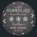 Little Snowflake Girls Winter Baby Shower Runt Klistermärke<br><div class="desc">Fira i stil med trendigets babybollar. Utformningen är enkel att anpassa med din egen formulering och din familj och dina vänner blir glada när de ser dessa fantastiska klistermärken.</div>