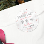 Little Snowflake Girls Winter Baby Shower Runt Klistermärke<br><div class="desc">Fira i stil med trendigets babybollar. Utformningen är enkel att anpassa med din egen formulering och din familj och dina vänner blir glada när de ser dessa fantastiska klistermärken.</div>