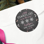 Little Snowflake Girls Winter Baby Shower Runt Klistermärke<br><div class="desc">Fira i stil med trendigets babybollar. Utformningen är enkel att anpassa med din egen formulering och din familj och dina vänner blir glada när de ser dessa fantastiska klistermärken.</div>