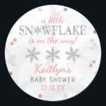 Little Snowflake Girls Winter Baby Shower Runt Klistermärke<br><div class="desc">Fira i stil med trendigets babybollar. Utformningen är enkel att anpassa med din egen formulering och din familj och dina vänner blir glada när de ser dessa fantastiska klistermärken.</div>