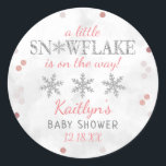 Little Snowflake Girls Winter Baby Shower Runt Klistermärke<br><div class="desc">Fira i stil med trendigets babybollar. Utformningen är enkel att anpassa med din egen formulering och din familj och dina vänner blir glada när de ser dessa fantastiska klistermärken.</div>