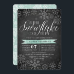 Little Snowflake Mint Chalkboard Baby Shower Inbjudningar<br><div class="desc">Brr! Frostiskt chic bjuder in könsneutrala vinterbabyduschar med en vit snöflinga gräns på en rustisk kritbakgrund med vattenfärgshalter i grönt. "En liten snöflake är på väg" visas överst i chicens vita kalligrafskript. Anpassa med information om babyduschen nedanför med hjälp av mallen fält. Kort som går tillbaka till en mönster av...</div>