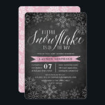 Little Snowflake Rosa Chalkboard Baby Shower Inbjudningar<br><div class="desc">Brr! Frostiskt chic-inbjudningar till vinterbabyduschar har en vit snöflinga gräns på en rustisk kritbakgrund med vattenfärgaccenter i baby rosa. "En liten snöflake är på väg" visas överst i chicens vita kalligrafskript. Anpassa med duschdetaljer om flicka under med hjälp av mallen fält. Kort bakåt till mönster i vitt snöflingor på blekens...</div>