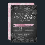 Little Snowflake Rosa Chalkboard Baby Shower Inbjudningar<br><div class="desc">Brr! Frostiskt chic-inbjudningar till vinterbabyduschar har en vit snöflinga gräns på en rustisk kritbakgrund med vattenfärgaccenter i baby rosa. "En liten snöflake är på väg" visas överst i chicens vita kalligrafskript. Anpassa med duschdetaljer om flicka under med hjälp av mallen fält. Kort bakåt till mönster i vitt snöflingor på blekens...</div>