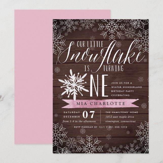 Little Snowflake Rosa Rustic Wood First Birthday Inbjudningar (Fram/baksida)