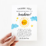 Little Sunshine Baby Shower Tack Kort<br><div class="desc">Tack för att du har ett kort med vattentäta färger som visar hur man leker sol med stjärnor och moln. I texten står det: "Tack för att du duschar vårt lilla solljus!" Standardmeddelandet tackar gästerna för att de närvarade vid duschen och för presenten. Genusneutral utformning.</div>