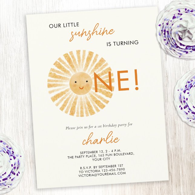 Little Sunshine First 1st Birthday bjudande Vykort (Our little sunshine is turning one! 1st first birthday party invitation postcard with a happy sun)