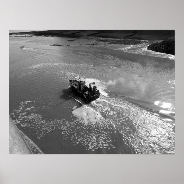 Little Trawler, Cardiff Bay Harbour - Black and Wh Poster (Framsidan)