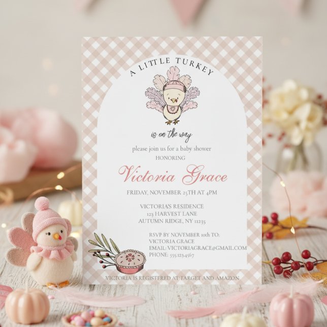 Little Turkey Autumn Girl Baby Shower Inbjudningar (Cute November Baby Shower. Little Turkey Thanksgiving Baby Shower Invitations. Tan Gingham Pattern)