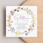 Little Wildblommor Watercolor Flicka Shower Inbjudningar<br><div class="desc">En duschinbjudan i elegant flicka med "lite vildblomma är på väg" är skriven i en blandning av modernt grått-typografi och ett snyggt-lavendelskript för lila och en boho-inspirerad krans av lila,  rosa,  persikor och gult vildblommor. Anpassa mor namn och duschdetaljer i enkel lavender- och grått-typografi.</div>