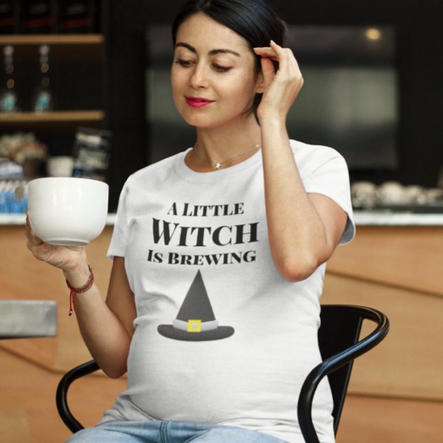 Little Witch är Brewing Halloween Gravid T Shirt (Skapare uppladdad)
