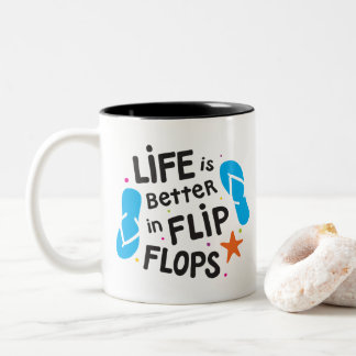 Liv är bättre i flinflip flops Två-Tonad mugg
