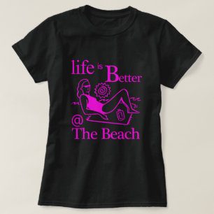 Liv är bättre på strandkvinnan på strandhanddu t shirt