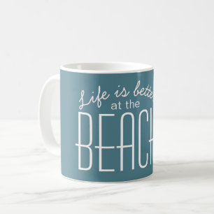 Liv är Bättre vid Stranden Citat Typografi Kaffemugg