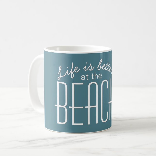 Liv är Bättre vid Stranden Citat Typografi Kaffemugg (Framsida vänster)