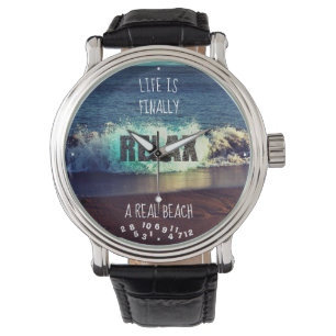 Liv är en avgådd verklig strand kopplar av armbandsur