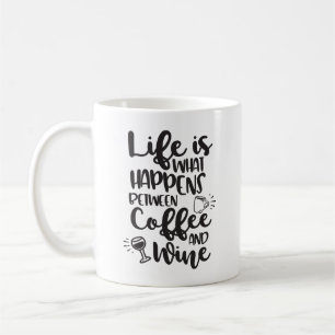 Liv är vad händer mellan kaffe och vin kaffemugg