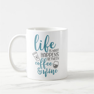 Liv är vad händer mellan kaffe & vin kaffemugg