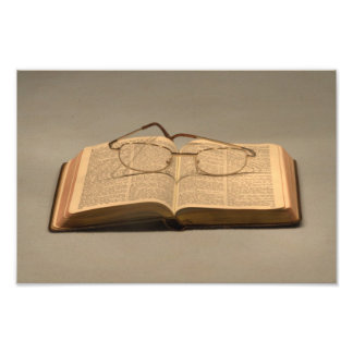 Liv med öppen bibel och läsglas fototryck
