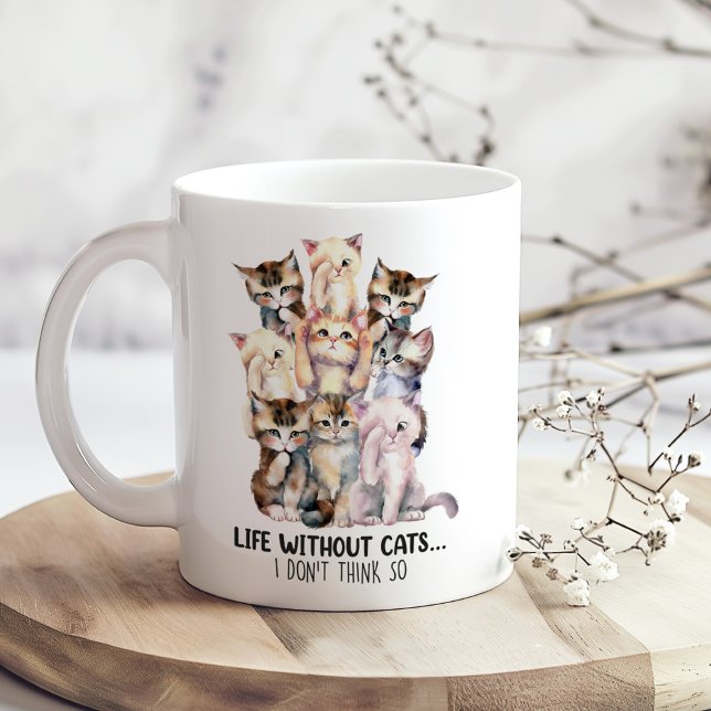 "Liv utan katt...jag Tänkor inte så" Cute Cats Kaffemugg ("Life without cats...I Don't Think So" Cute Cats Coffee Mug on a boho wooden kitchen table.)