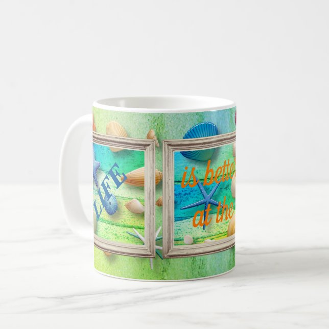 Liv vid stranden Hav Sand Snigelskal Rustik ram  Kaffemugg (Framsida vänster)