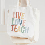 Live Kärlek Teach Rainbow Teacher-utvärderingsverk Tygkasse<br><div class="desc">Överraska läraren i ditt liv eller behandla dig själv (om du är lärare) till den här färgfulla toten,  med fet,  färglös typografi.</div>