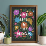 Live Life i Fullt Bloom Bold Blommigt Art Skriv ut Poster<br><div class="desc">Den här vackra, färglösa blommigten i hand plockade har en design i magenta/fuchsia rosa, orange, gyllene gult, lila, blått och grönt över anpassningsbarnas bakgrund (i svart). Konsten stil är nästan kritliknande/pasteller. Spelande, modern text lyder: "Lev liv i fullt bloom" i vitt - gör en underbar gåva! *Artwork skapat uteslutande av...</div>
