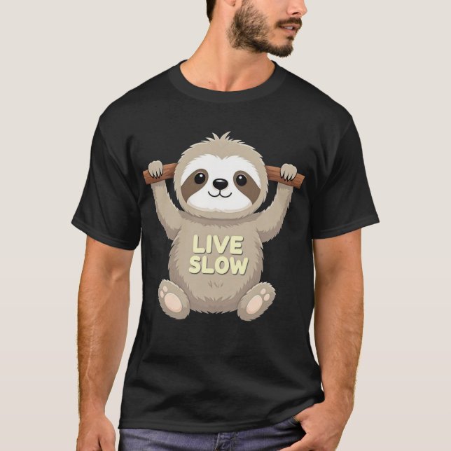 Live Slow Sloth T-Shirt – Söt Tecknad Design (Framsida)