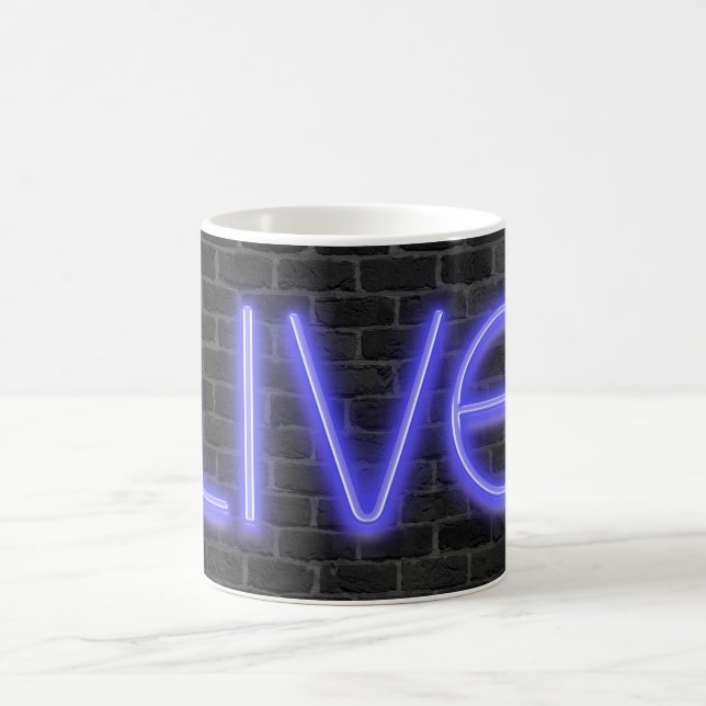 LIVE text in neon ljus on brick Kaffemugg (Center)