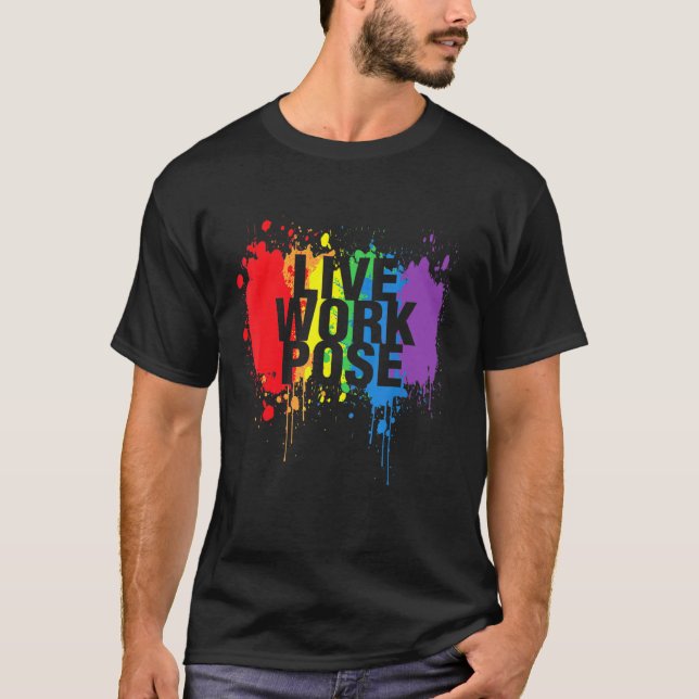 Live Work Pose Graphic Påstående Tee Lycklig Pride (Framsida)