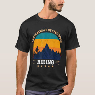 LIVET ÄR ALLTID BÄTTRE NÄR MAN HIKAR T SHIRT