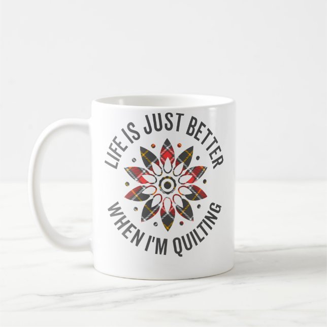 Livet Är Bara Bättre När Jag Quiltar Virkar K Kaffemugg (Vänster)