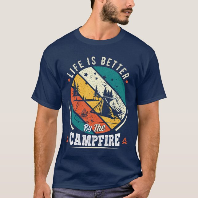 Livet är bättre av Campfire Funny Camper Camp T Shirt (Framsida)