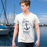 Livet är bättre för båtfamiljen eller Namn vid Boa T Shirt<br><div class="desc">En snyggt nautisk T-shirt (flera stilar, färg och storlekar att välja mellan) med penselskript och regal typografi som lyder "Livet är bättre på båten" tillsammans med din familj namn, båt namn eller annan önskad text. Den här designen har ett klassiskt båtankare och fem stjärnor. Färger är klassisk marin blå på...</div>