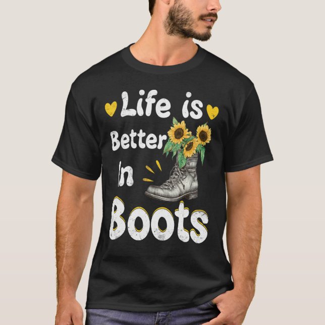 Livet är bättre i Boots Land Cowgirl Girl T Shirt (Framsida)
