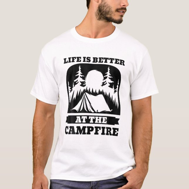 Livet är bättre i Campfire | Camper Camp Funny T Shirt (Framsida)
