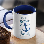 Livet är bättre i havets nautiska familj Namn Mugg<br><div class="desc">En nautisk snyggt, två tonars kaffe mugg med penselmanus och regal typografi med texten "Life is Better on the Boat" tillsammans med din familj namn, båt namn eller annan önskad text. Den här designen har ett klassiskt båtankare och fem stjärnor. Färg är klassiskt marinblått på vitt. Gör en underbar gåva...</div>