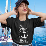 Livet är bättre i havets nautiska familj Namn T Shirt<br><div class="desc">En snyggt nautisk tema Womans T-shirt (flera stilar, färg och storlekar att välja bland) med penselskript och modern typografi som lyder "Livet är bättre på båten" tillsammans med din familj namn, båt namn eller annan önskad text. Den här designen har ett klassiskt båtankare och fem stjärnor. Färger är vita på...</div>