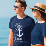 Livet är bättre i havets nautiska familj Namn T Shirt<br><div class="desc">En snyggt nautisk T-shirt (flera stilar, färg och storlekar att välja mellan) med penselskript och regal typografi som lyder "Livet är bättre på båten" tillsammans med din familj namn, båt namn eller annan önskad text. Den här designen har ett klassiskt båtankare och fem stjärnor. Färger är vita på klassisk marinblå...</div>