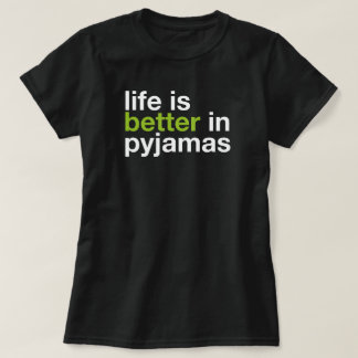 Livet är Bättre i Pyjamas - Minimalistisk Typograf T Shirt