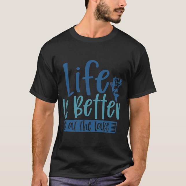 Livet är bättre i sjö för ambitiösa sportfiskare t shirt (Framsida)
