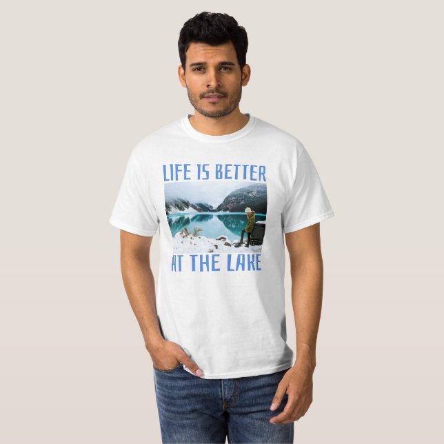 Livet är bättre i Sjö T-Shirt (Hel framsida)